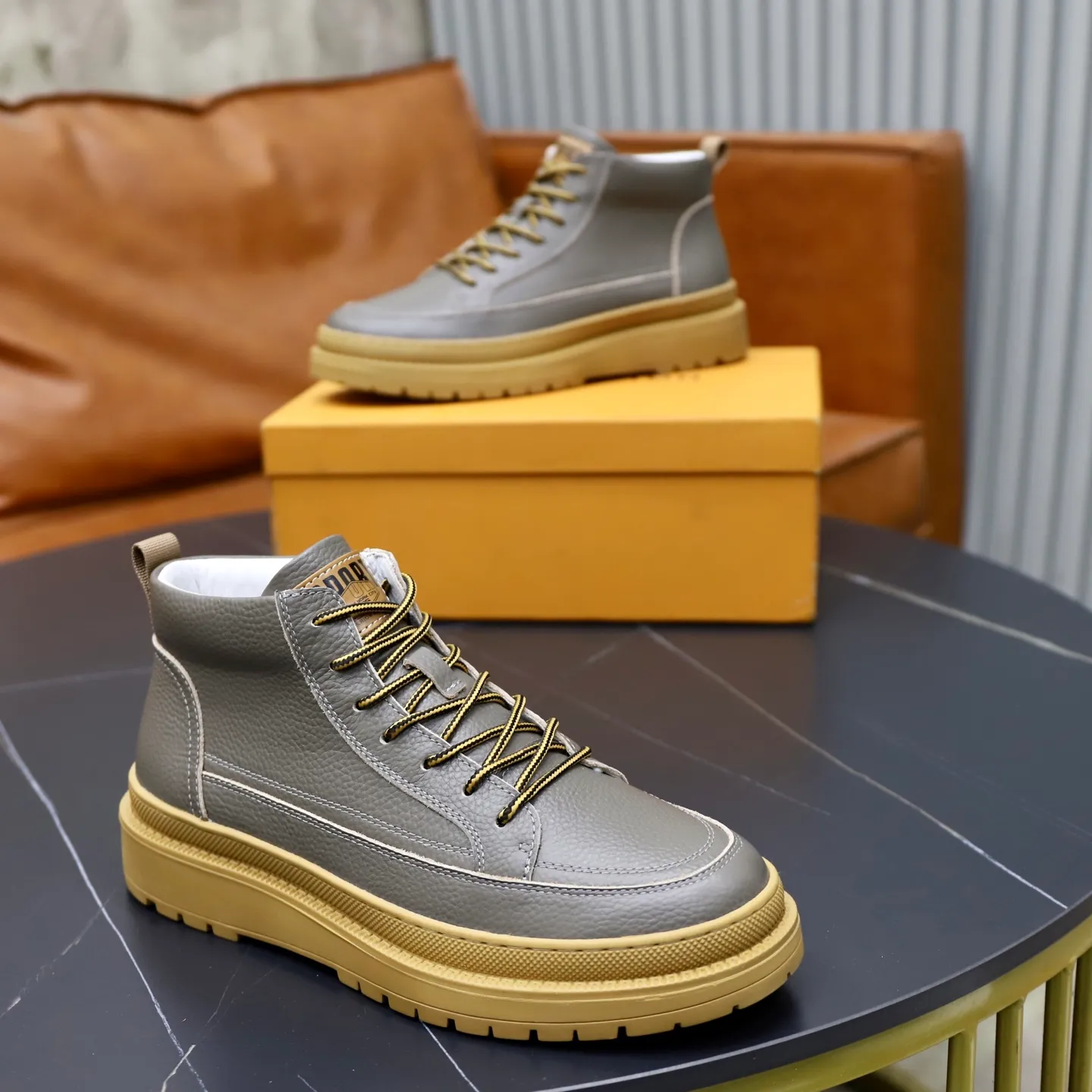 Ex-factory price: 460💰🙅‍♂️🙅‍♂️🙅‍♂️ Brand: LV Louis Vuitton Standard code: 38–44 (45 can be customized) Grade: Same as the official website Material: Original cowhide fabric Comfortable pigskin lining Lightweight wear-resistant outsole Style category: Men's fashion casual shoes and boots Running sneakers Distinguished luxury brand elements Top luxury Color: actual picture color